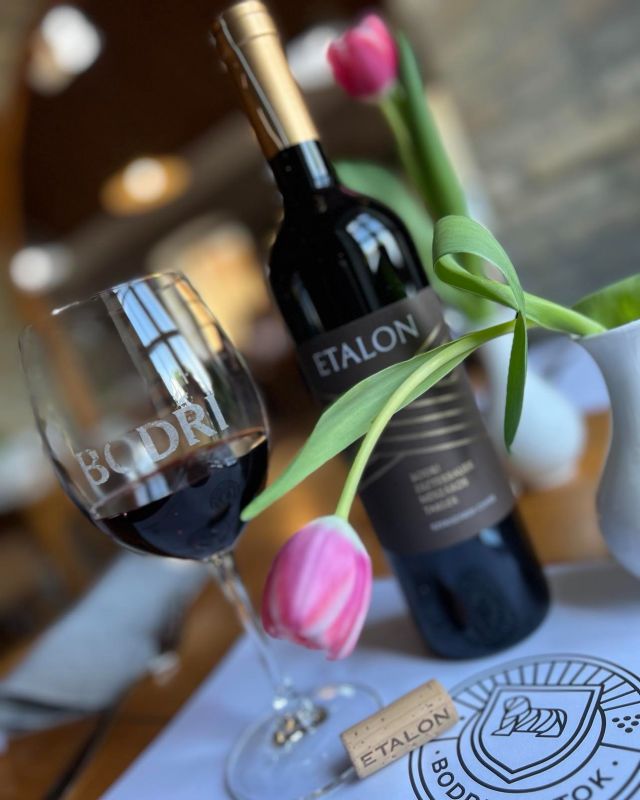 Szeretettel köszöntjük az Édesanyákat, Nagymamákat, Dédiket, Keresztanyákat❣️ Boldog Anyák napját kívánunk🍷🌷🌸💝