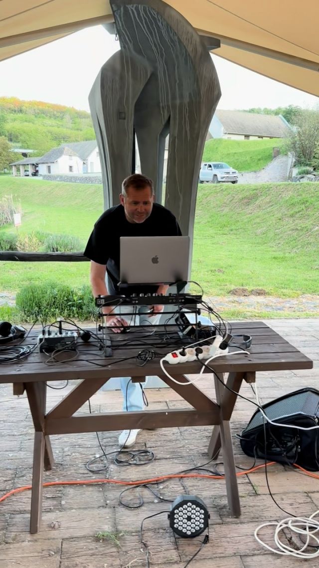 Itt a retro party, nyitva a 0rosé terasz🤩 A belépés ingyenes, mindenkit szeretettel várunk a Bodri birtokon😎