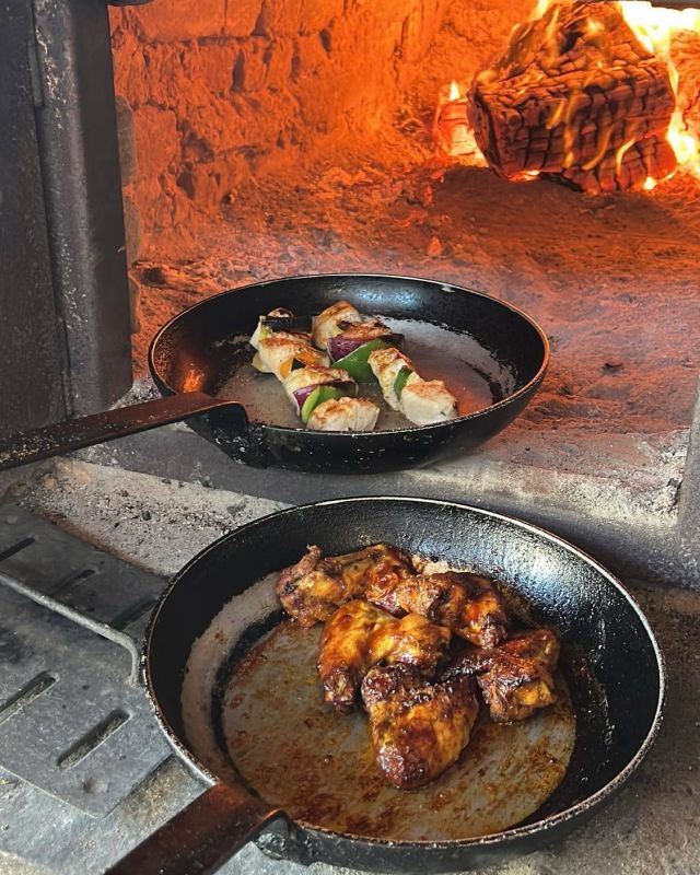Családias hangulat és hagyományos ételek újragondolva. 🔥👍A köcsögös babtól, brassóin és virslin át a harcsanyársig és a BBQ csirkeszárnyakig repít a mai kínálat. Itt az ízelítő a majálisról, Optimus finomságokkal, grillteraszunk kínálatából. 😋
❤Jó, hogy ilyen sokan itt vagytok és együtt koccintunk a munka ünnepén.🍷🍷 Ahogy látjátok a retro partyn is a kedvenc DJ-ink lemezei pörögnek már a hangulat alapozásához. Gyertek!🍷
📸 @poloteszilvi 
#majális #bodrimajális #retroparty #bodripincészet #várunk