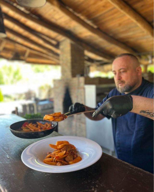 Forró pillanatokkal startolt a Bodri majális hétvége nálunk. 
🔥Délután a grill mellé borkóstoló és retro party Urbán Péter főborásszal. 🍷🎶
A gyerekeknek meglepetések.🎈 
A belépés ingyenes, a jó hangulat garantált, szeretettel várunk.❤
📸 @poloteszilvi 
#hosszúhétvége #majális #bodrimajális #foglaljmost #bodripincészet #borkóstoló